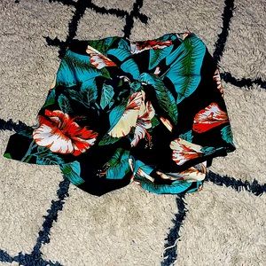 These shorts are very tropical and stylish, there’s also a bow in the front